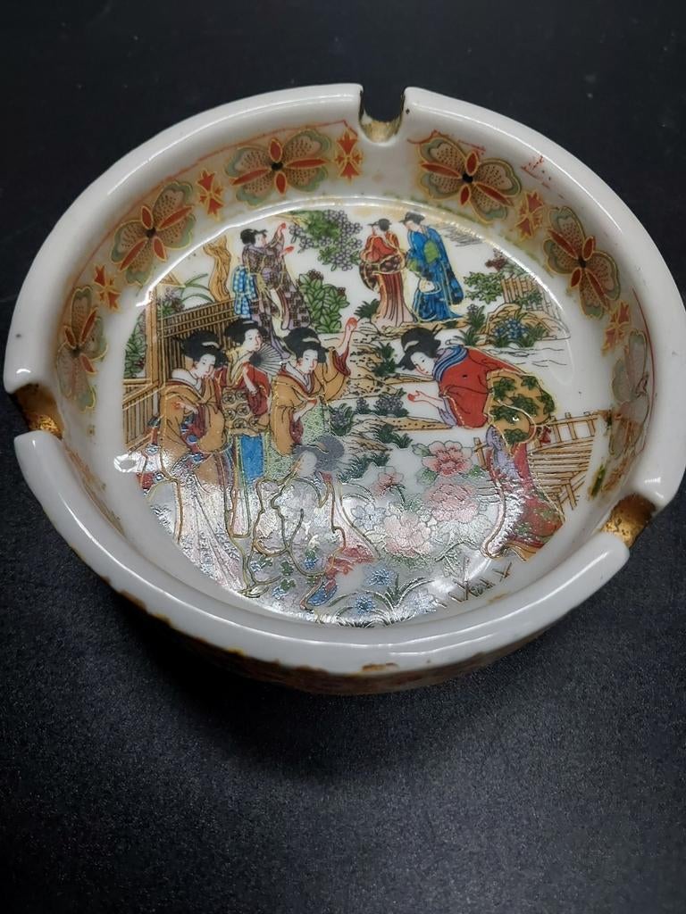 Japans porseleinen asbakje geisha's jaren 70/80, Ophalen of Verzenden, Zo goed als nieuw, Asbak