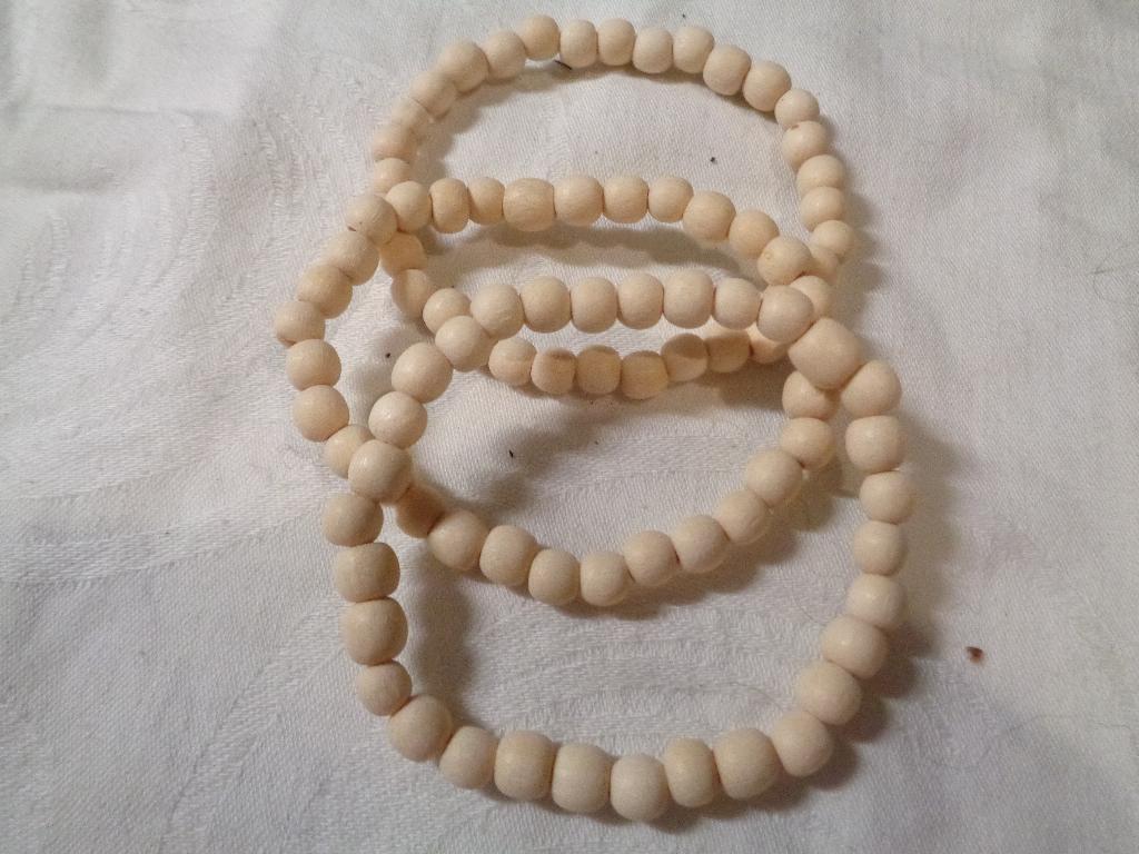 3 banden uit blanke houten kralen nr arm 945, Ophalen of Verzenden, Nieuw, Beige, Hout