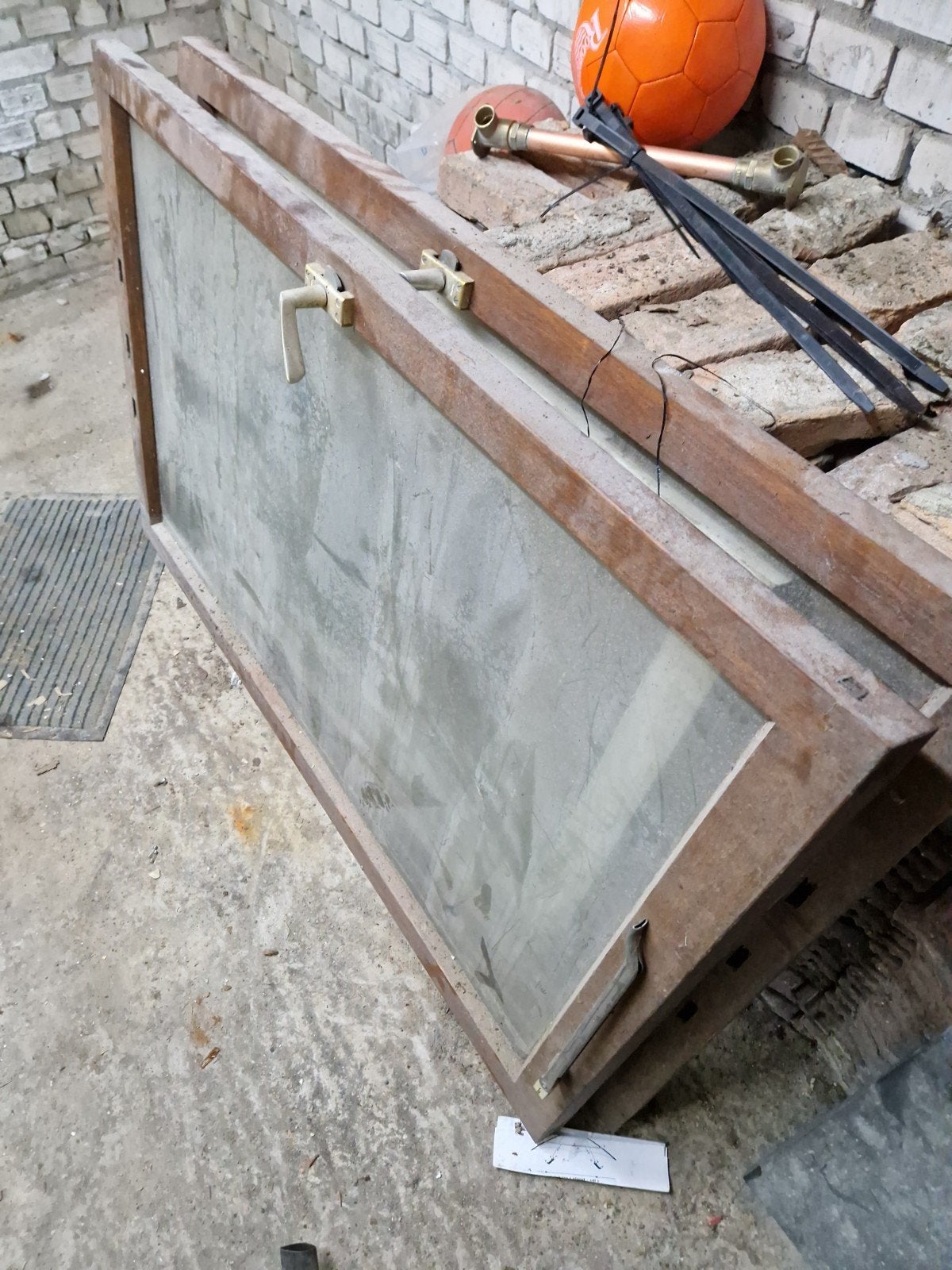 Hardhouten raamkozijn met glas - 82x128,5 cm, Doe-het-zelf en Verbouw, Ophalen
