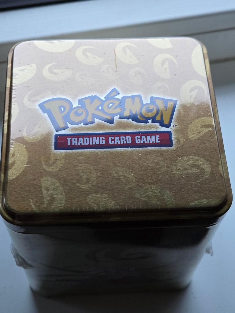 Pokemon Gold tin sealed Trading Card Game, Ophalen of Verzenden, Nieuw, Booster