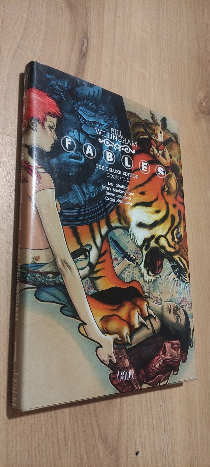 Fables: The Deluxe Edition Book One Hardcover - Vertigo, Boeken, Eén comic, Amerika, Vertigo, Ophalen of Verzenden