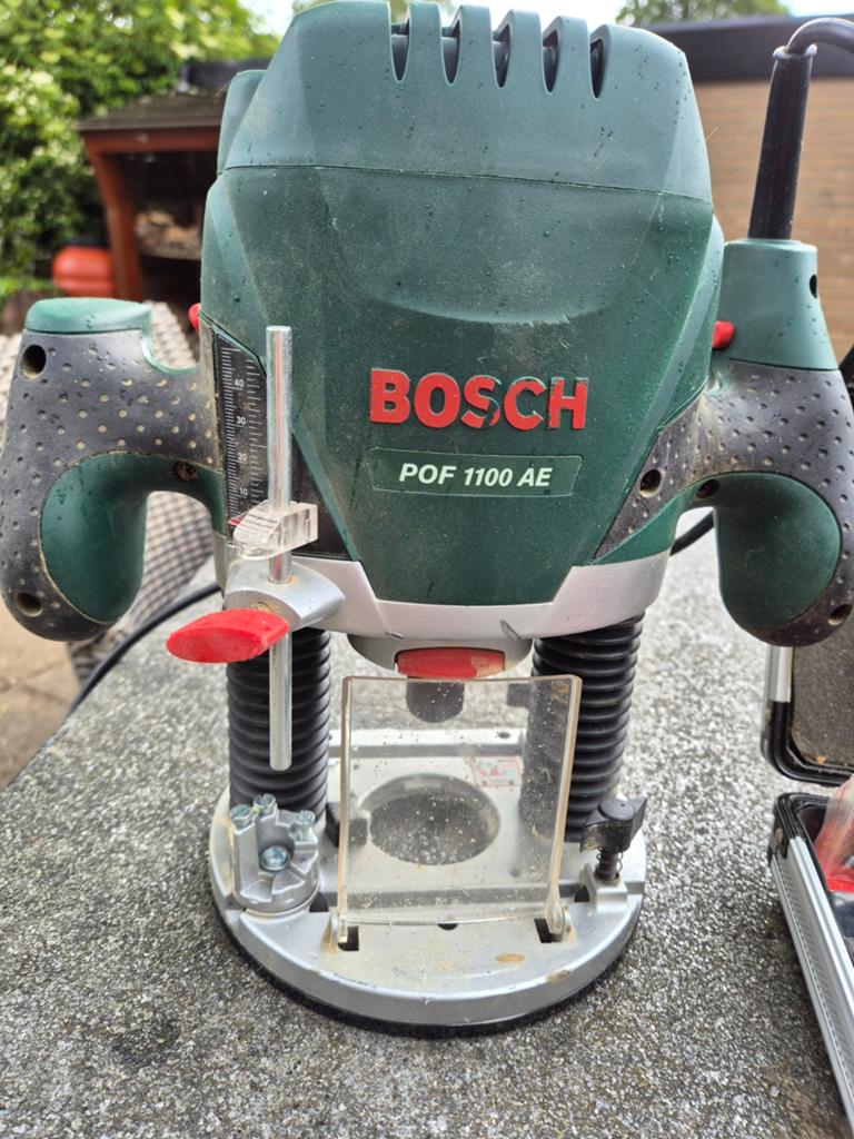 Bosch Bovenfrees POF 1100 AE met freesjes, Doe-het-zelf en Verbouw, Ophalen, Gebruikt, Bovenfrees, Bosch