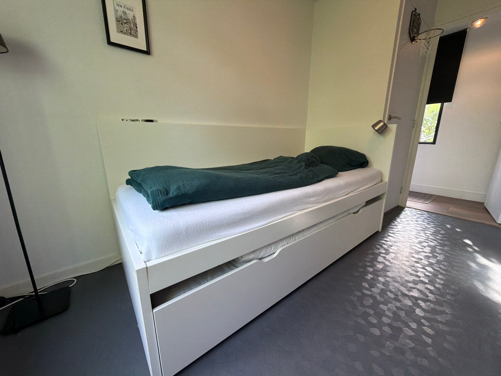 IKEA BED uitschuifbaar, Huis en Inrichting, Slaapkamer | Bedden, Ophalen, 90 cm, Eenpersoons, Wit