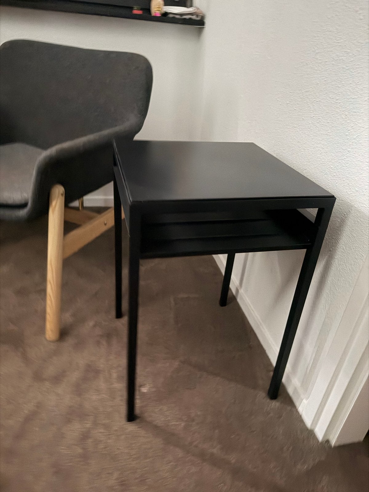 Zwart bijzettafeltje met opbergruimte, Ophalen, Minder dan 55 cm, Gebruikt, Metaal of Aluminium