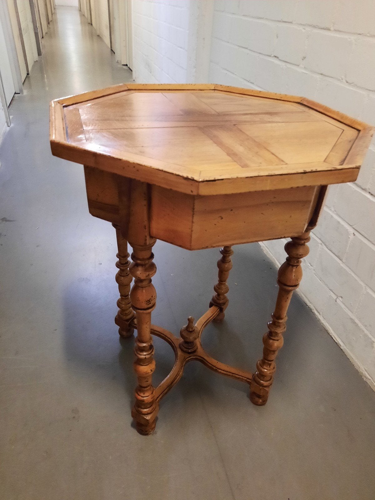 Achthoekige vintage walnoten bijzettafel met enkele lade, Ophalen