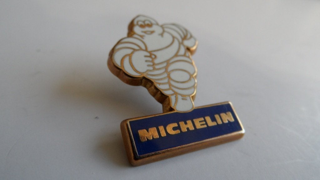 Michelin bibendum bandenspeld, geëmailleerd, Verzenden, Gebruikt, Merk, Speldje of Pin