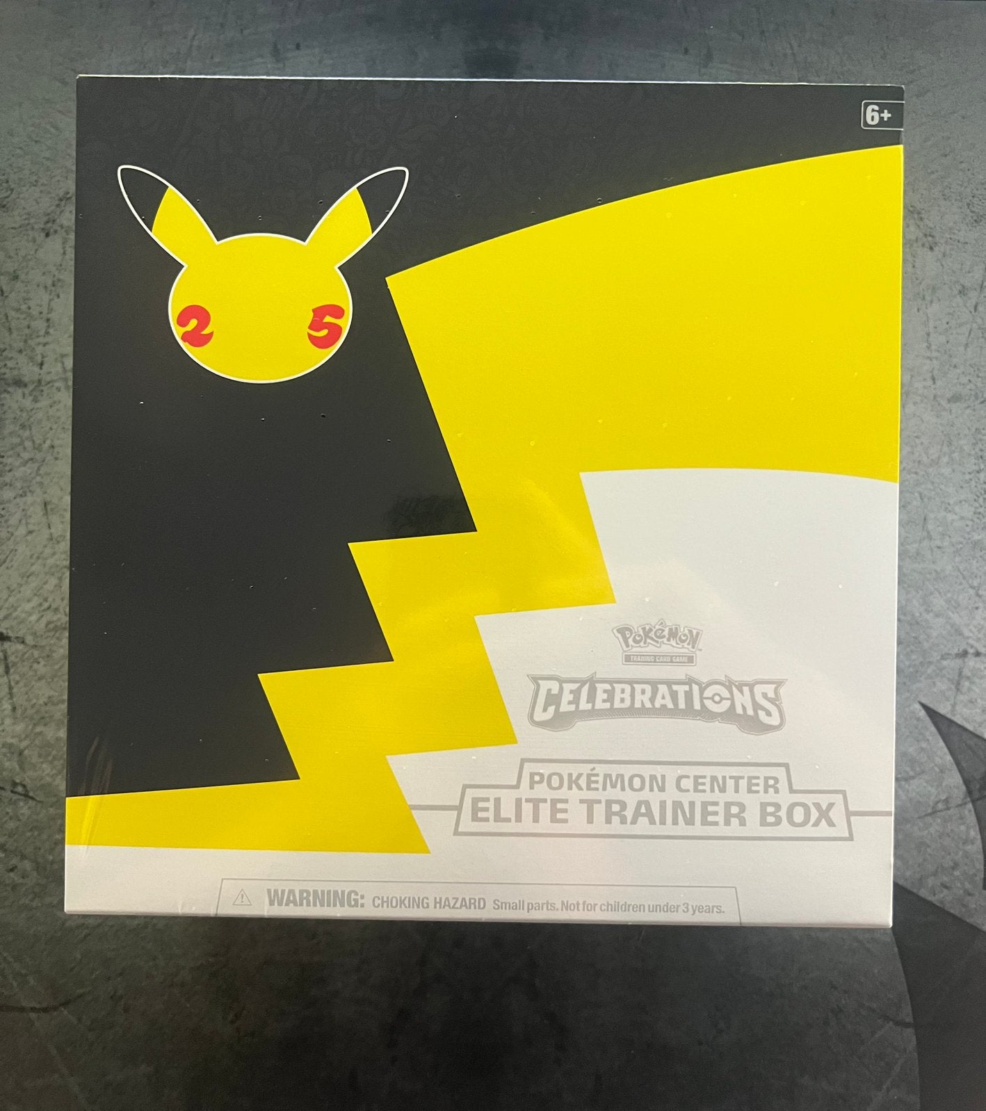 Celebrations Pokemon Center Elite Trainer Box, Ophalen of Verzenden, Zo goed als nieuw, Losse kaart, Foil