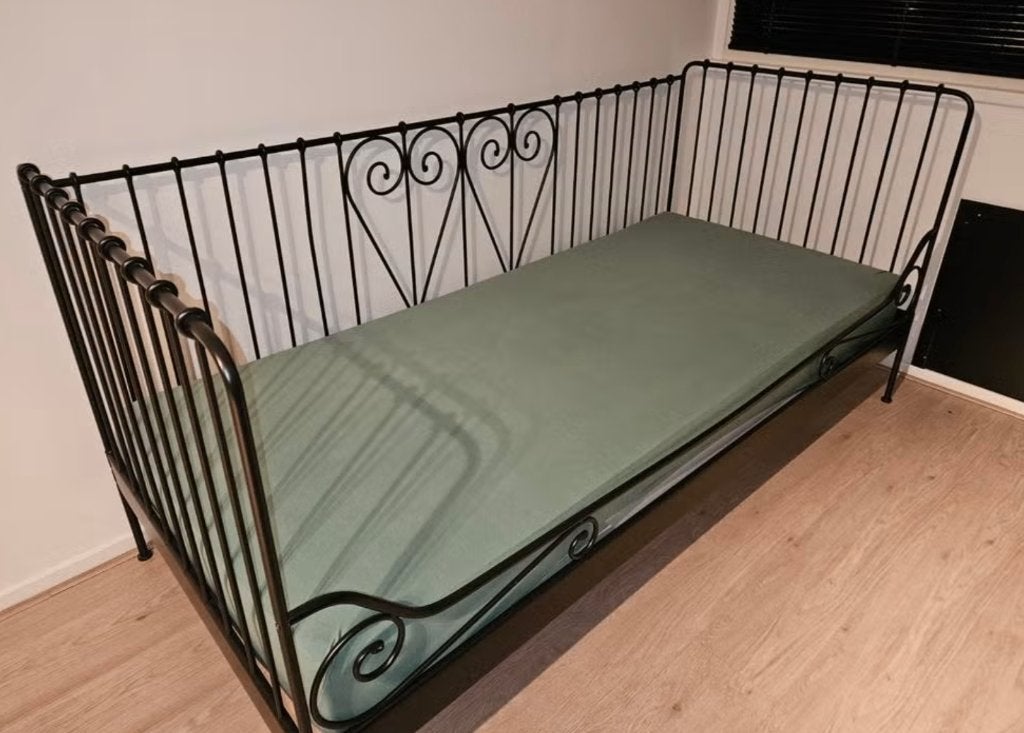 Meldal meisjes bed zwart metaal, Huis en Inrichting, Slaapkamer | Bedden, Ophalen, 90 cm, Eenpersoons, Zwart
