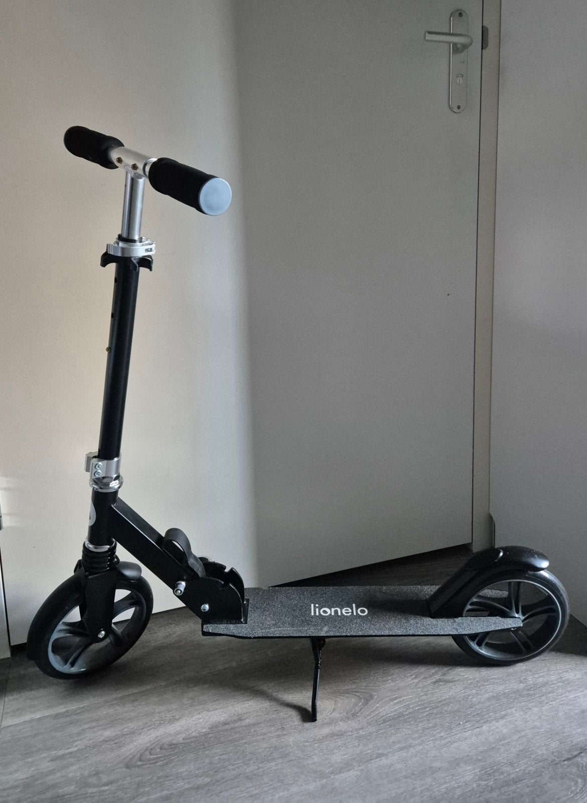 Lionelo step, verstelbaar, opvouwbaar, met standaard, Fietsen en Brommers, Steps, Zo goed als nieuw, Gewone step, Ophalen