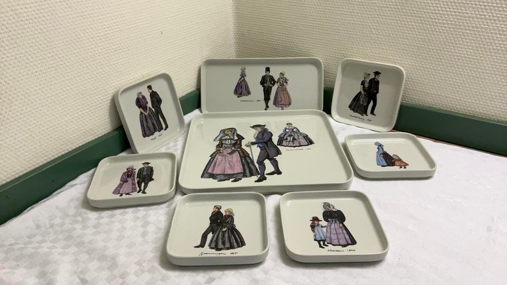 Villeroy en boch taartset klederdracht, brocante, Huis en Inrichting, Ophalen of Verzenden, Gebruikt, Overige stijlen, Schaal of Schalen