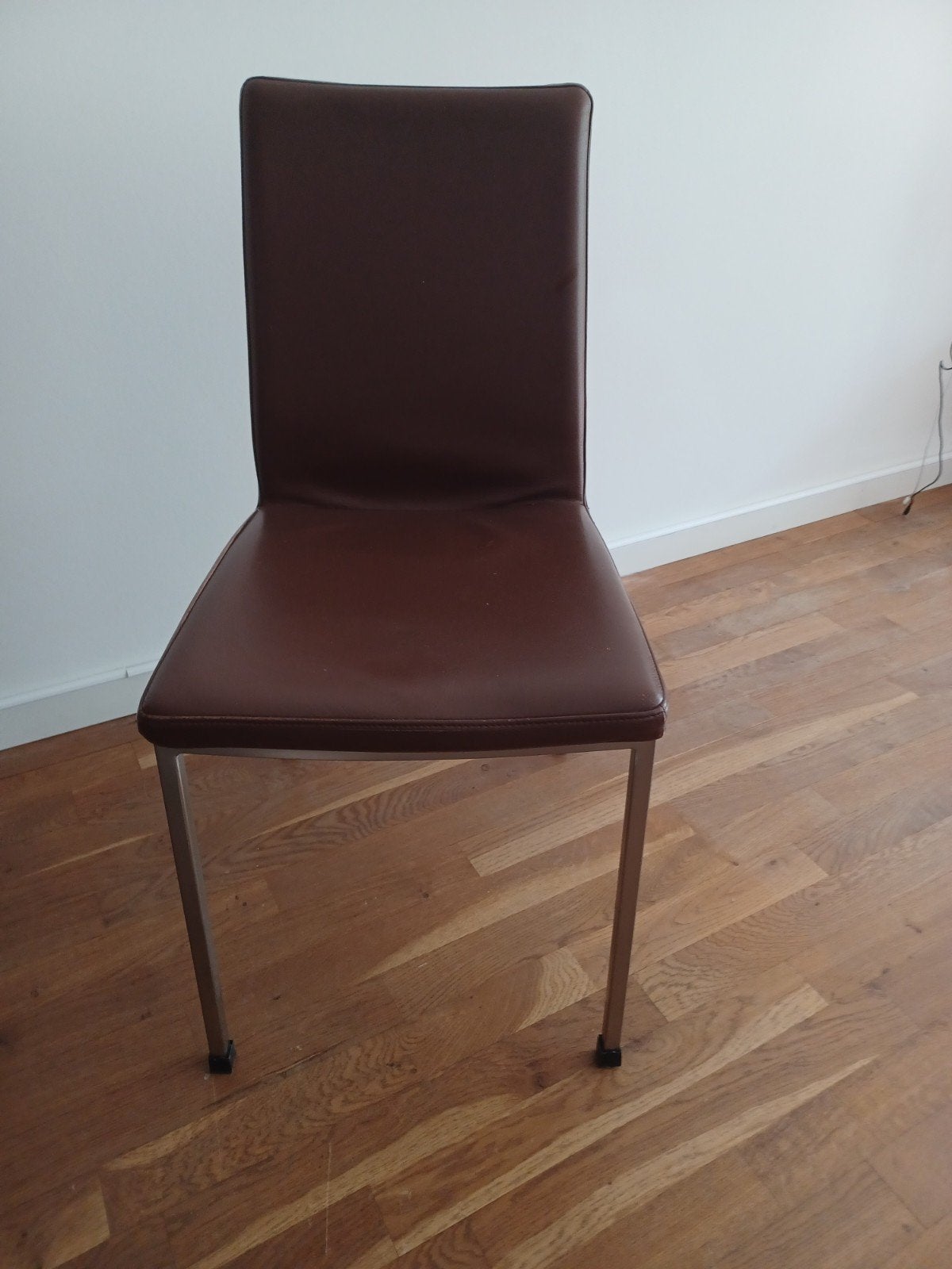 BoConcept Elegante bruine eetkamerstoel met metalen onderste, Huis en Inrichting, Stoelen, Gebruikt, Bruin, Eén, Leer