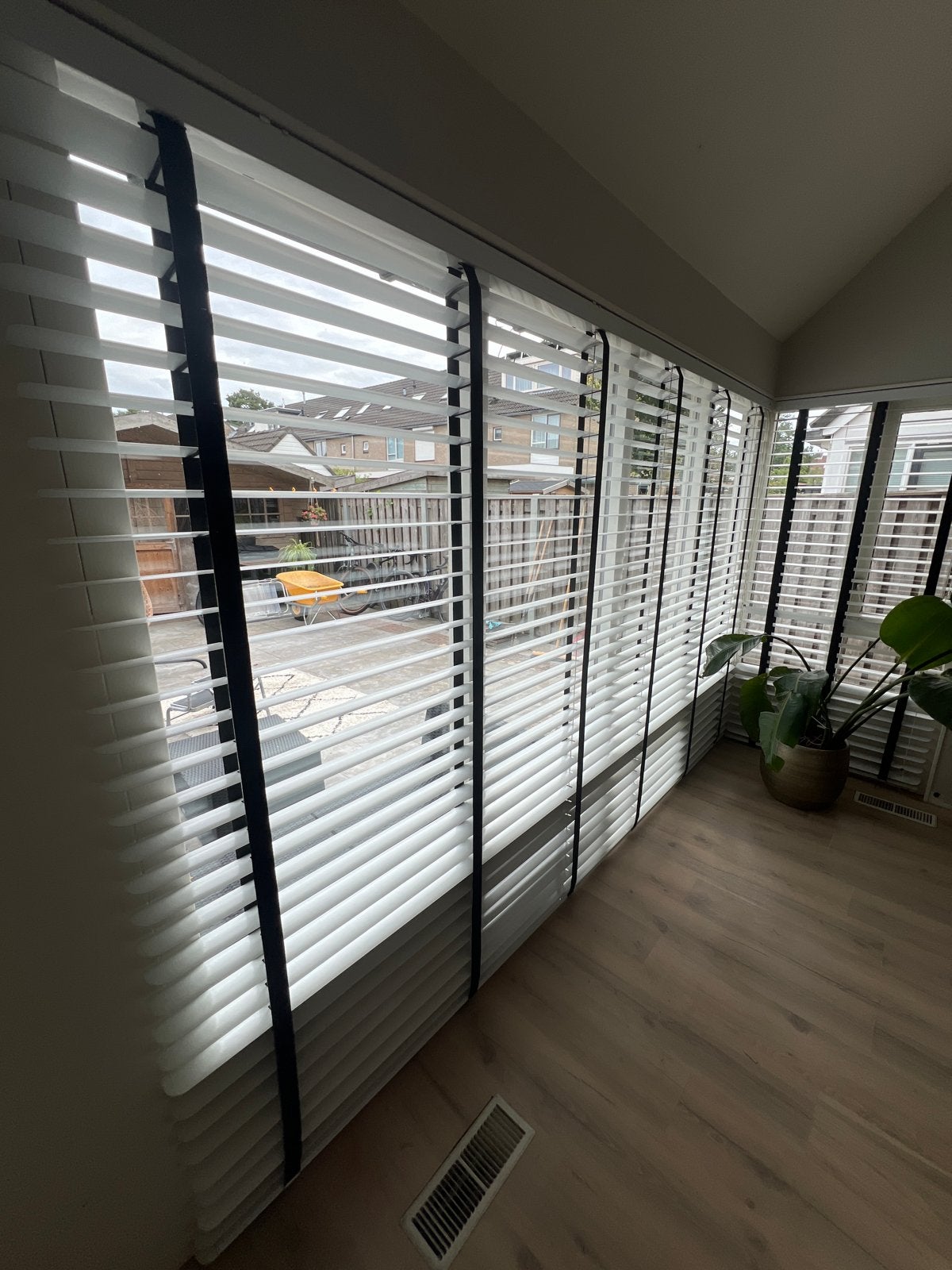 Luxaflex jaloezieën wit met zwarte ladderband, Huis en Inrichting, Ophalen, Jaloezie, Gebruikt, Wit