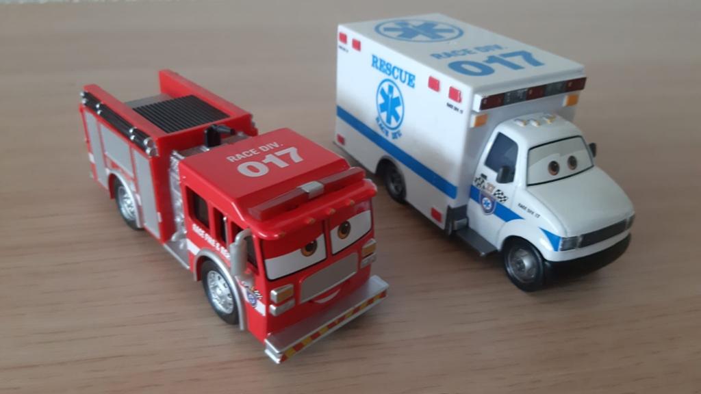 Disney Cars 3 , 2 Deluxe uitgaves Race Div. 017, Kinderen en Baby's, Speelgoed | Speelgoedvoertuigen, Ophalen of Verzenden, Zo goed als nieuw