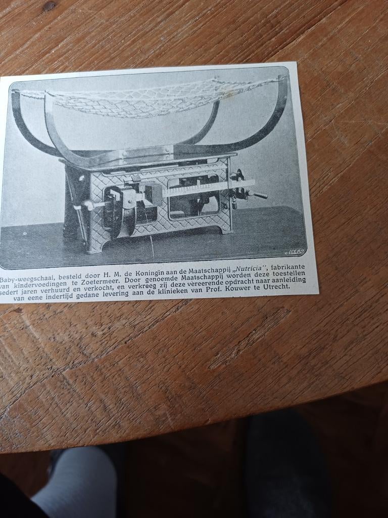 Knipsel babyweegschaal Nutricia voor koningin Zoetermeer, Ophalen of Verzenden, Voor 1920, Knipsel(s)