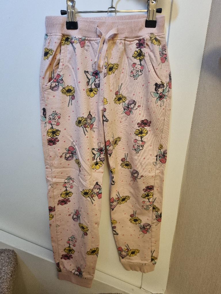 Mooie roze joggingbroek mt 116 met feeën en bloemen, Kinderen en Baby's, Kinderkleding | Maat 116, Broek, Gebruikt, Meisje, Ophalen of Verzenden