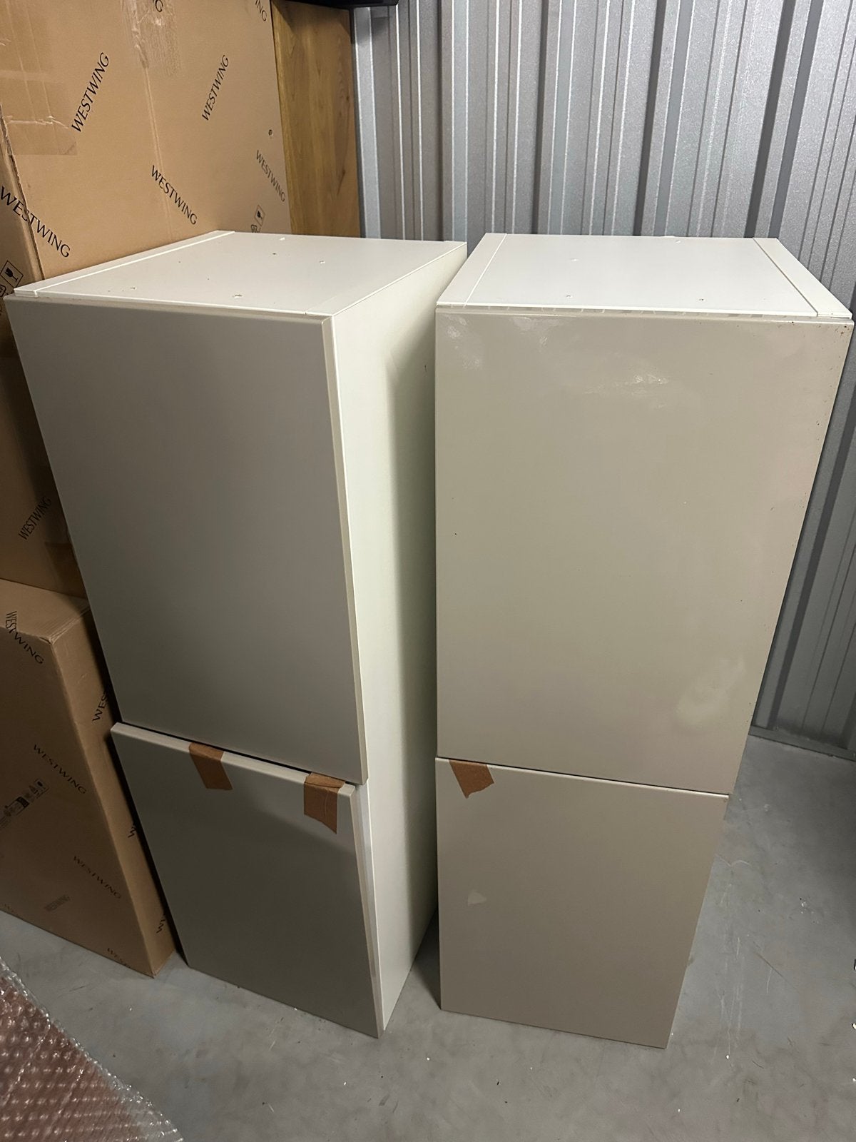 Twee beige kasten met deuren, Ophalen, Gebruikt