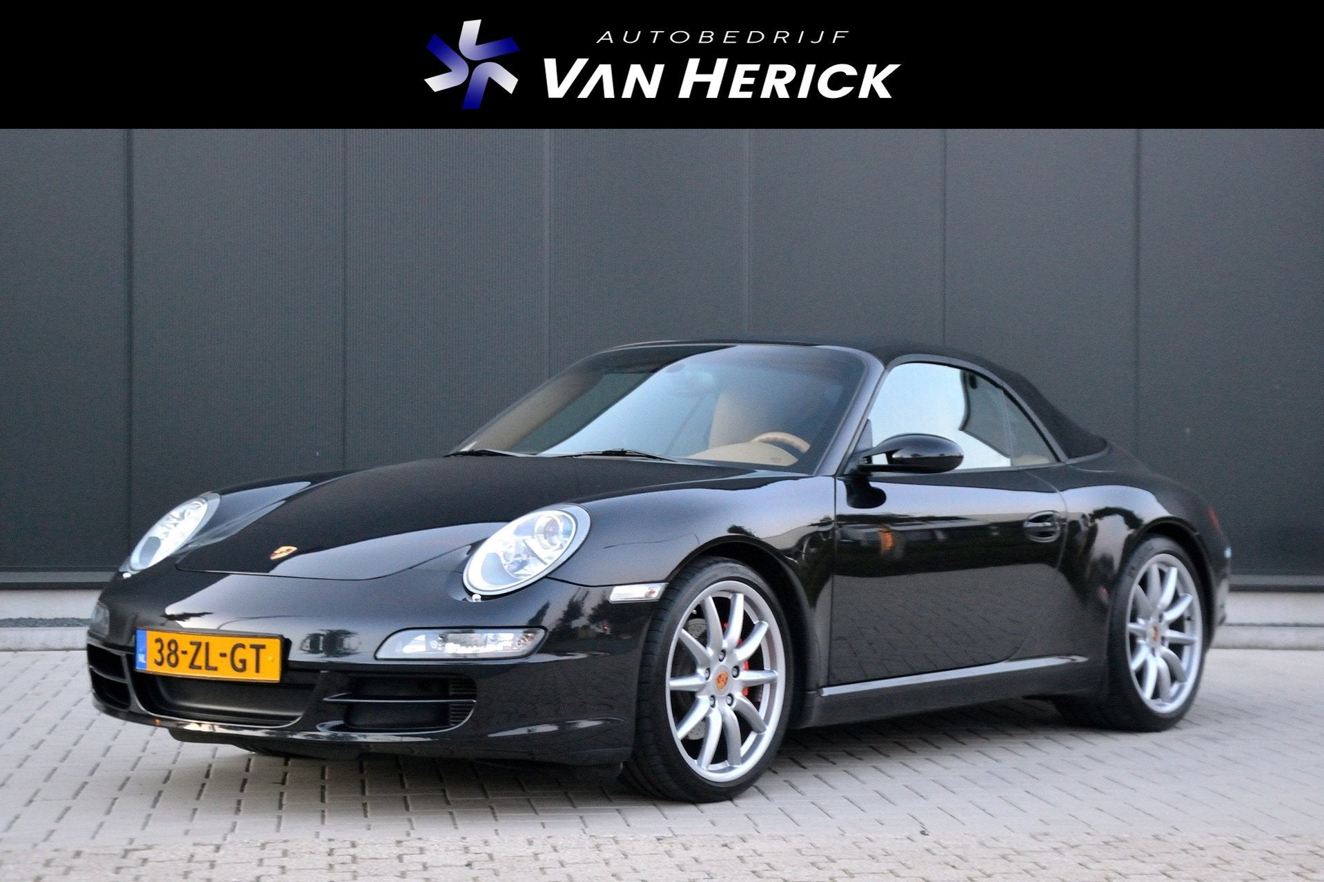 Porsche 911 Cabrio 3.6 Carrera | Handgeschakeld | Sportuitla, Auto's, Gebruikt, Beige, Cabriolet, 4 stoelen