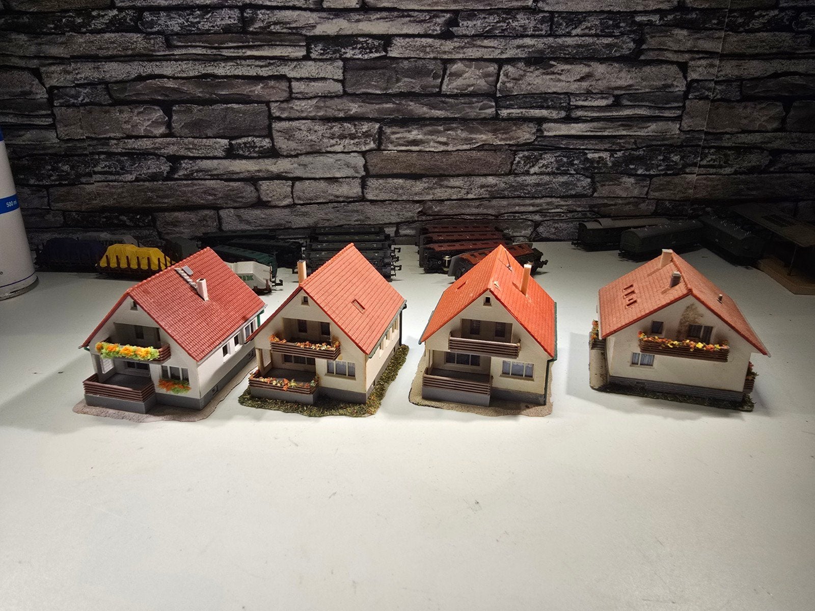 4x bungalow huis N spoor trein 1:160