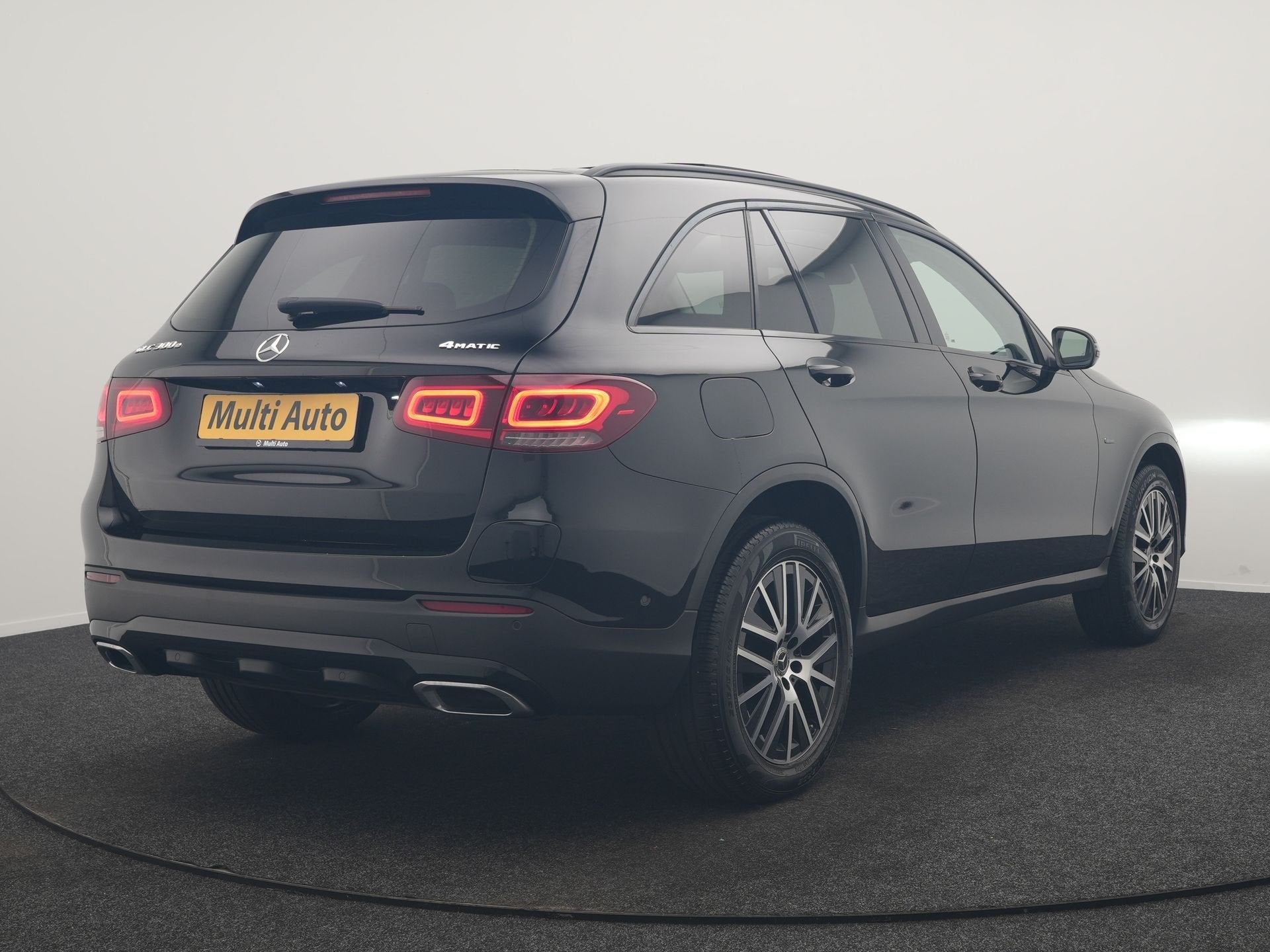 Mercedes-Benz GLC 300e 4MATIC Premium PHEV 320pk Dealer O.H., Automaat, Dealer onderhouden, Gebruikt, Zwart