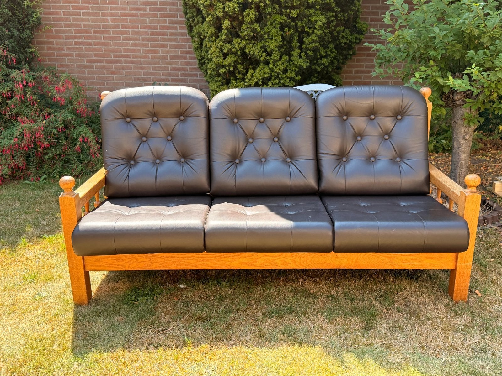 Driepersoons bank met houten frame en leren kussens, Ophalen, Gebruikt, 150 tot 200 cm, Driepersoons