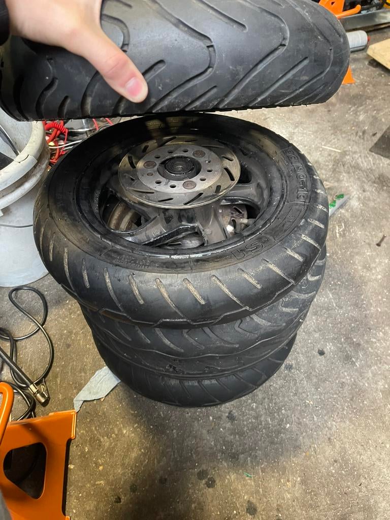 Sym mio wielen, Motoren, Ophalen
