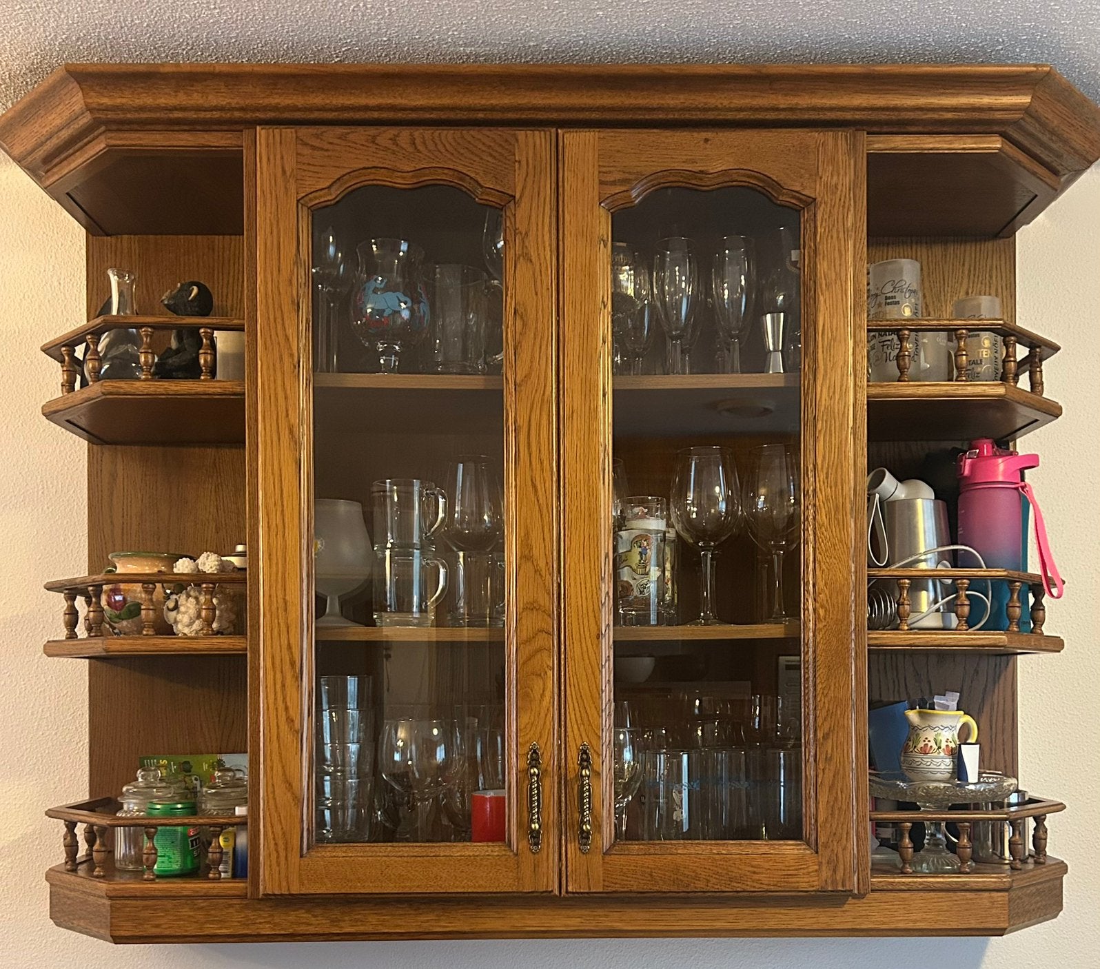 Klassieke eikenhouten hangkast met open hoekschappen, Huis en Inrichting, Ophalen, Gebruikt, 100 tot 150 cm, 25 tot 50 cm