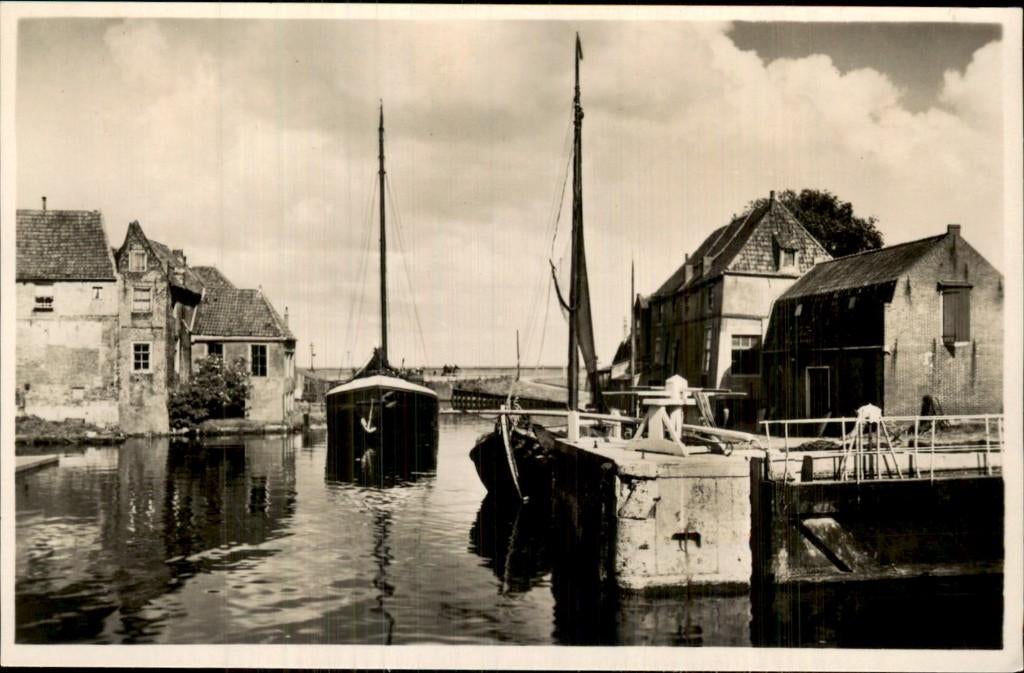 Enkhuizen - Sluis - Bij de sluis, Ophalen of Verzenden, 1940 tot 1960, Ongelopen, Noord-Holland