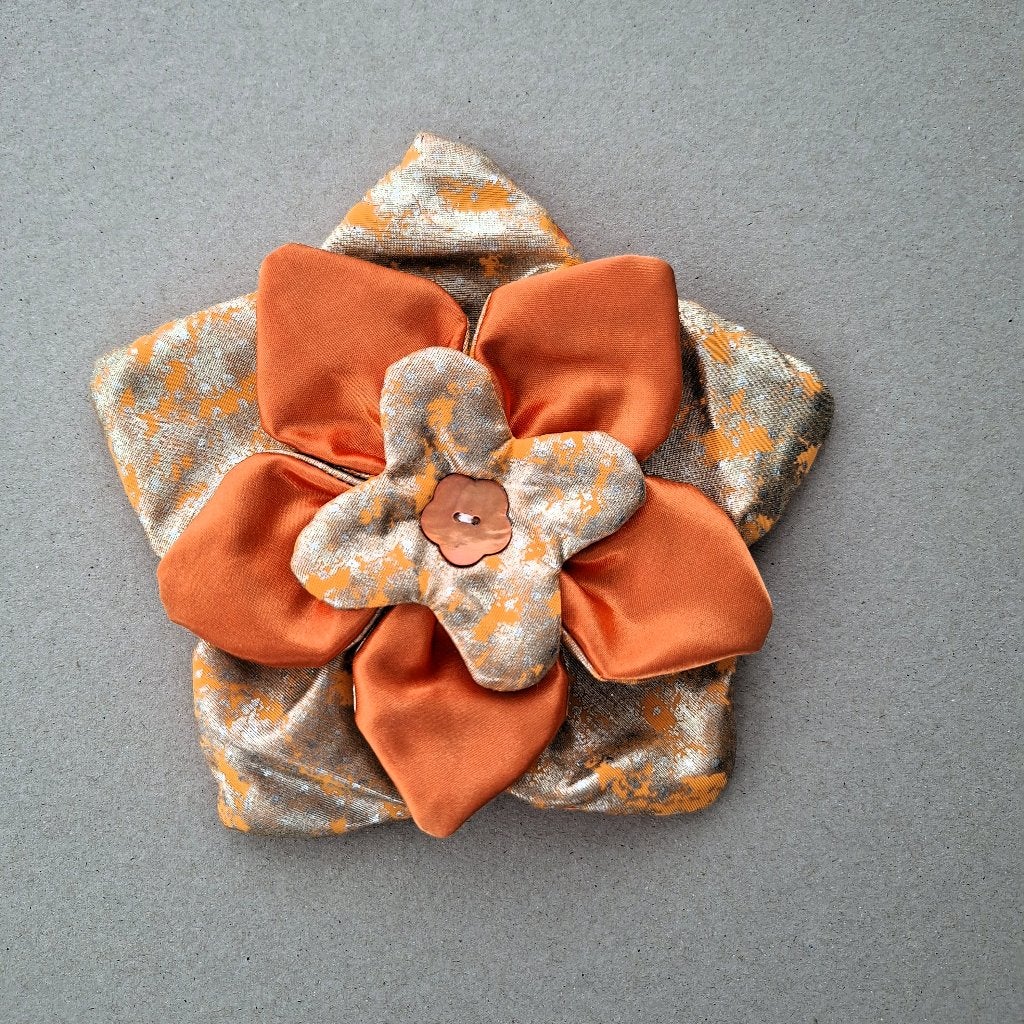Bloem speld vastelaovend carnaval, Kleding | Dames, Ophalen of Verzenden, Nieuw, Carnaval, Accessoires