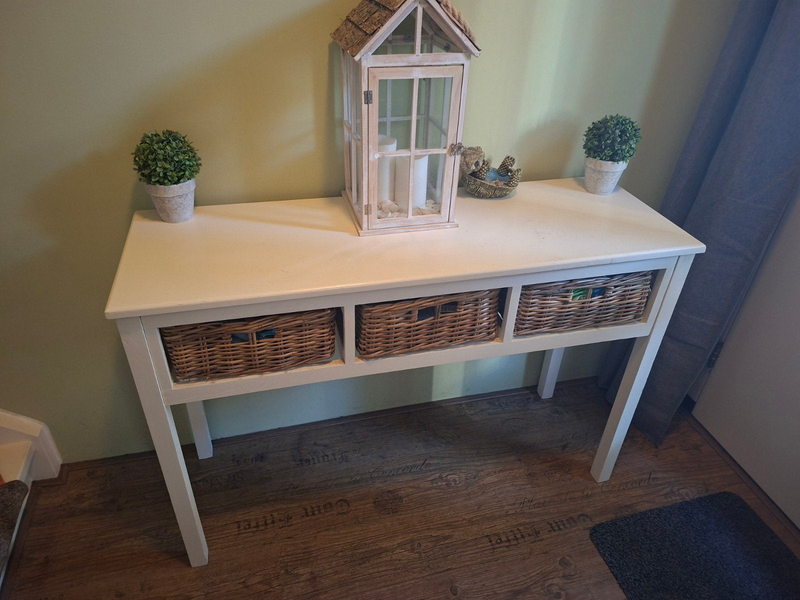Witte side table met rieten manden, Huis en Inrichting, Ophalen, Gebruikt, 100 tot 150 cm, Landelijk