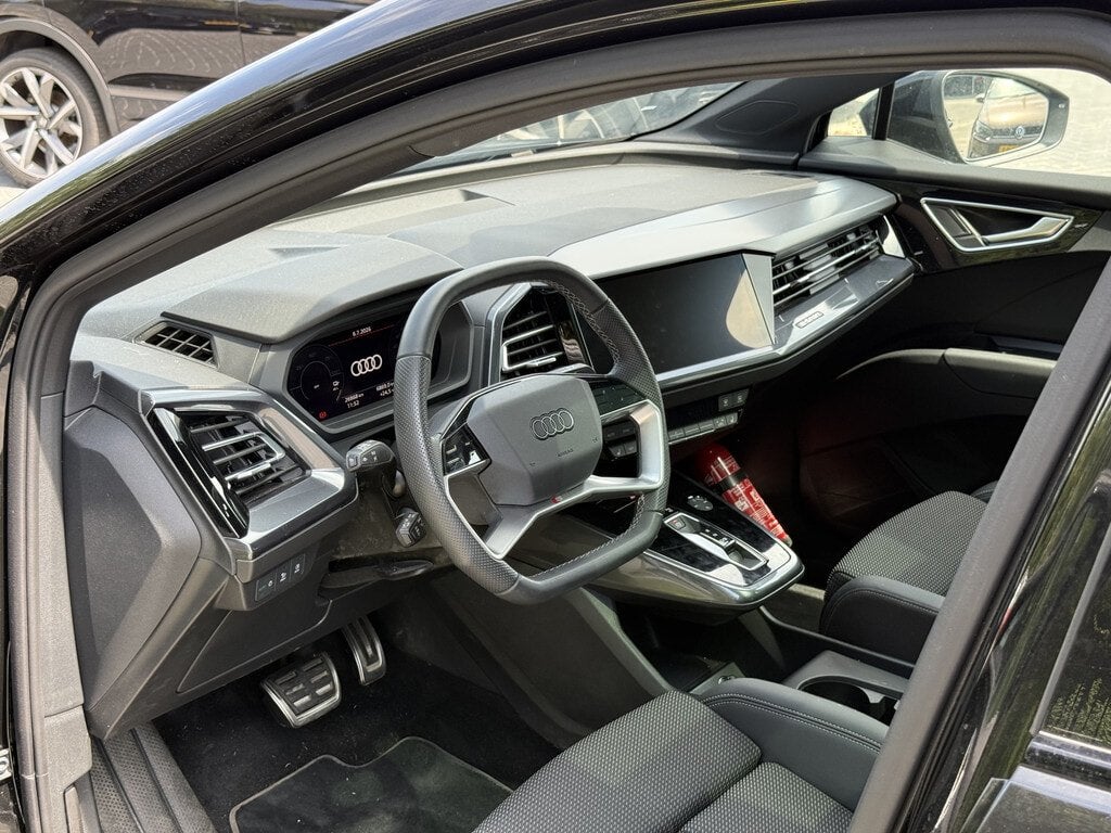Audi Q4 e-tron 45 S Edition 82 kWh | 21"| pano | trekhaak |, Auto's, Audi, Automaat, Achterwielaandrijving, Gebruikt, Leder en Stof