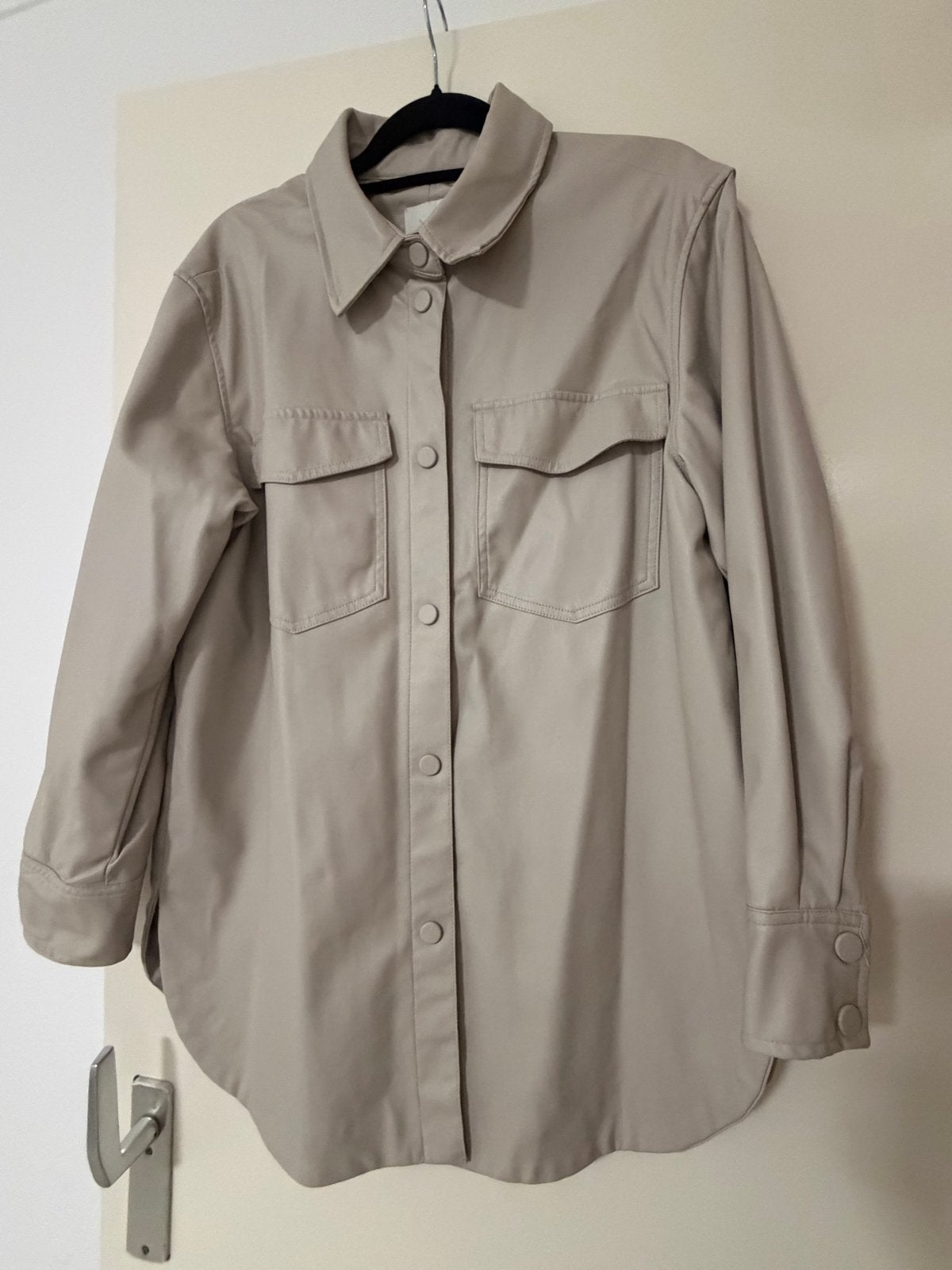 Leren blouse/jas van dikke stof - Maat M, Kleding | Dames, Ophalen of Verzenden, Gedragen, Maat 38/40 (M), Beige