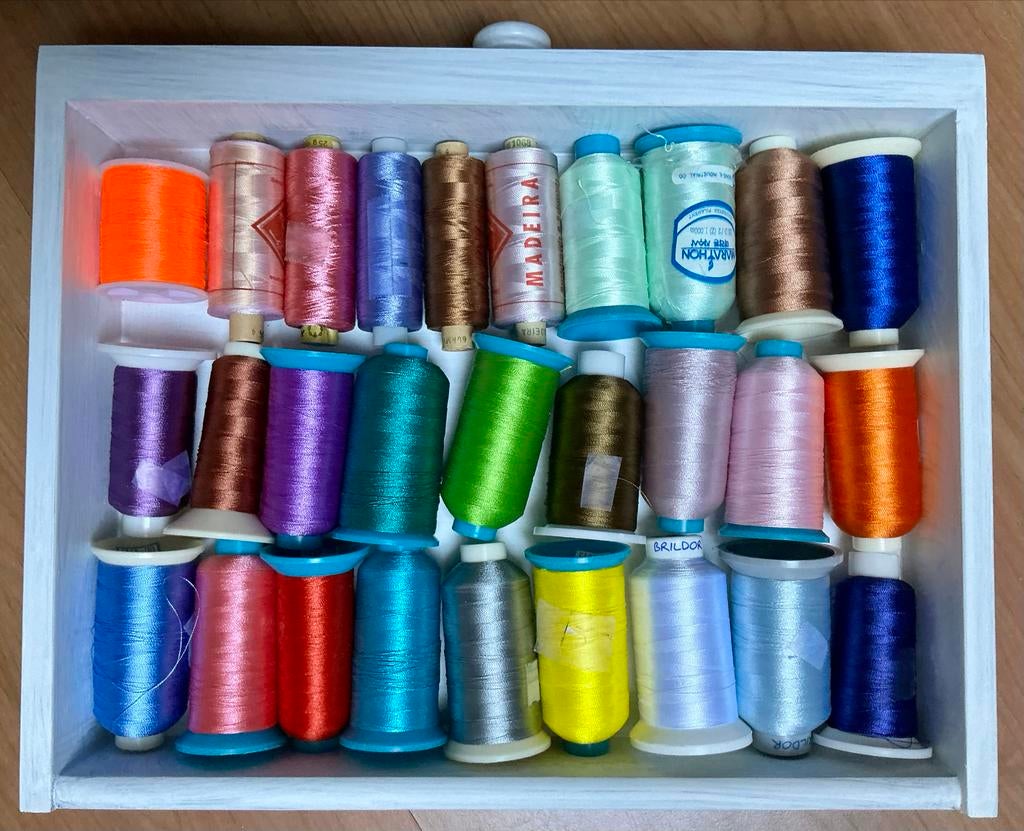 28 klossen borduurgaren voor borduurmachine, Ophalen of Verzenden, Zo goed als nieuw, Garen of Naald(en)