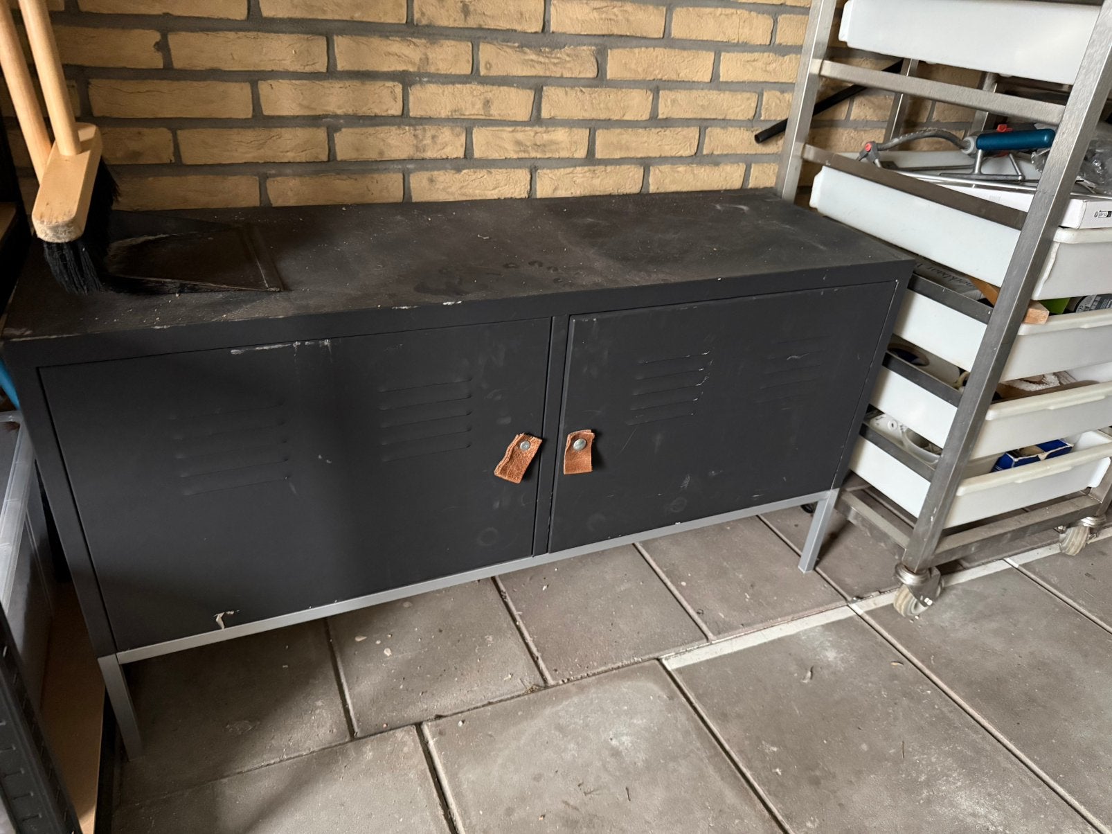 Zwart geverfd metalen ikea kastje met leren handgreepjes, Huis en Inrichting, Kasten | Televisiemeubels, Ophalen, Gebruikt, 100 tot 150 cm