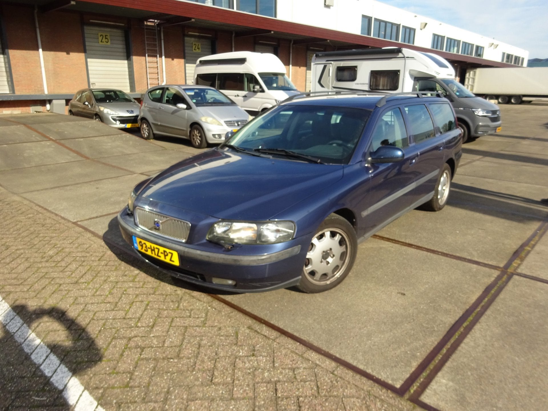 Volvo V70 2.4 Comfort Line MET APK AIRCO WERKT, Voorwielaandrijving, Blauw, Euro 4, 84 €/maand