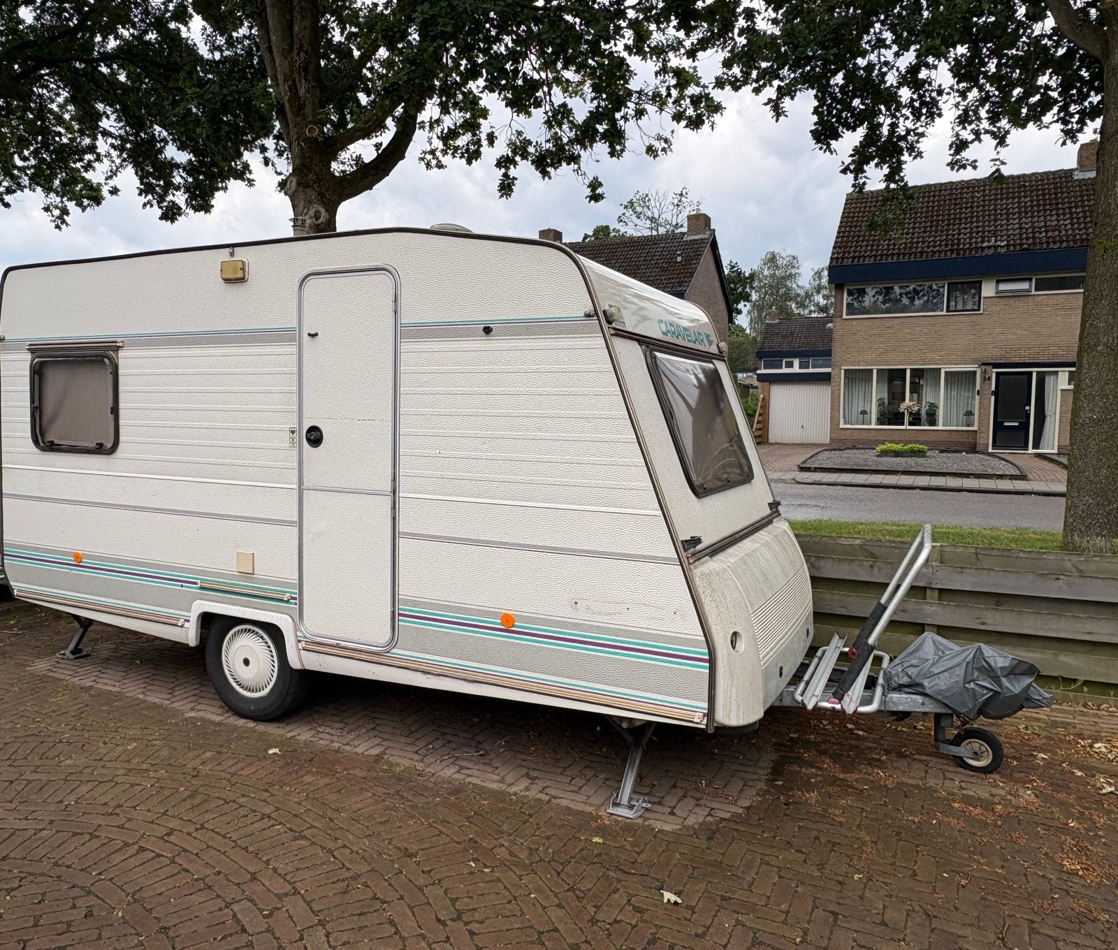 Caravelair Bamba 395 met voortent en luifel, Schokbreker, Dwarsbed, Treinzit, Particulier