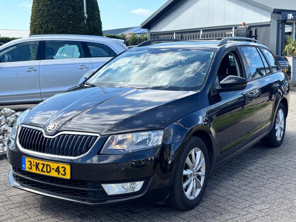 Skoda Octavia Combi 1.2 Benzine 2013 Zwart Facelift Trekhaak, Auto's, Skoda, Parkeersensor, Euro 5, Stof, Gebruikt