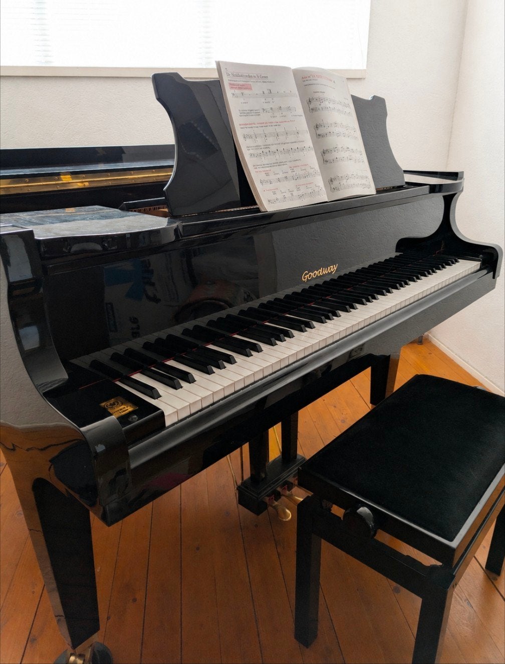 Goodway babyvleugel / kleine vleugel hoogglans + kruk, Muziek en Instrumenten, Piano's, Ophalen, Gebruikt, Zwart, Hoogglans