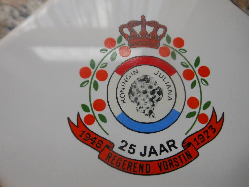 Tegel Koningin Juliana 25 Jaar  1948-1973, Beatrix 30-4-1980, Antiek en Kunst, Antiek | Wandborden en Tegels, Ophalen