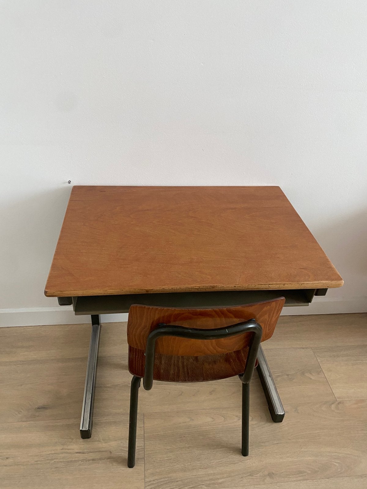 Brocante schoolbureau met stoel - Hout en Metaal, Huis en Inrichting, Bureaus, Ophalen, Gebruikt, Hout, Schoolbureau
