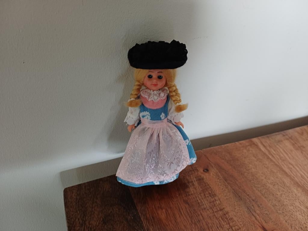 klederdracht poppetje blonde vlechten, Ophalen of Verzenden, Gebruikt, Pop