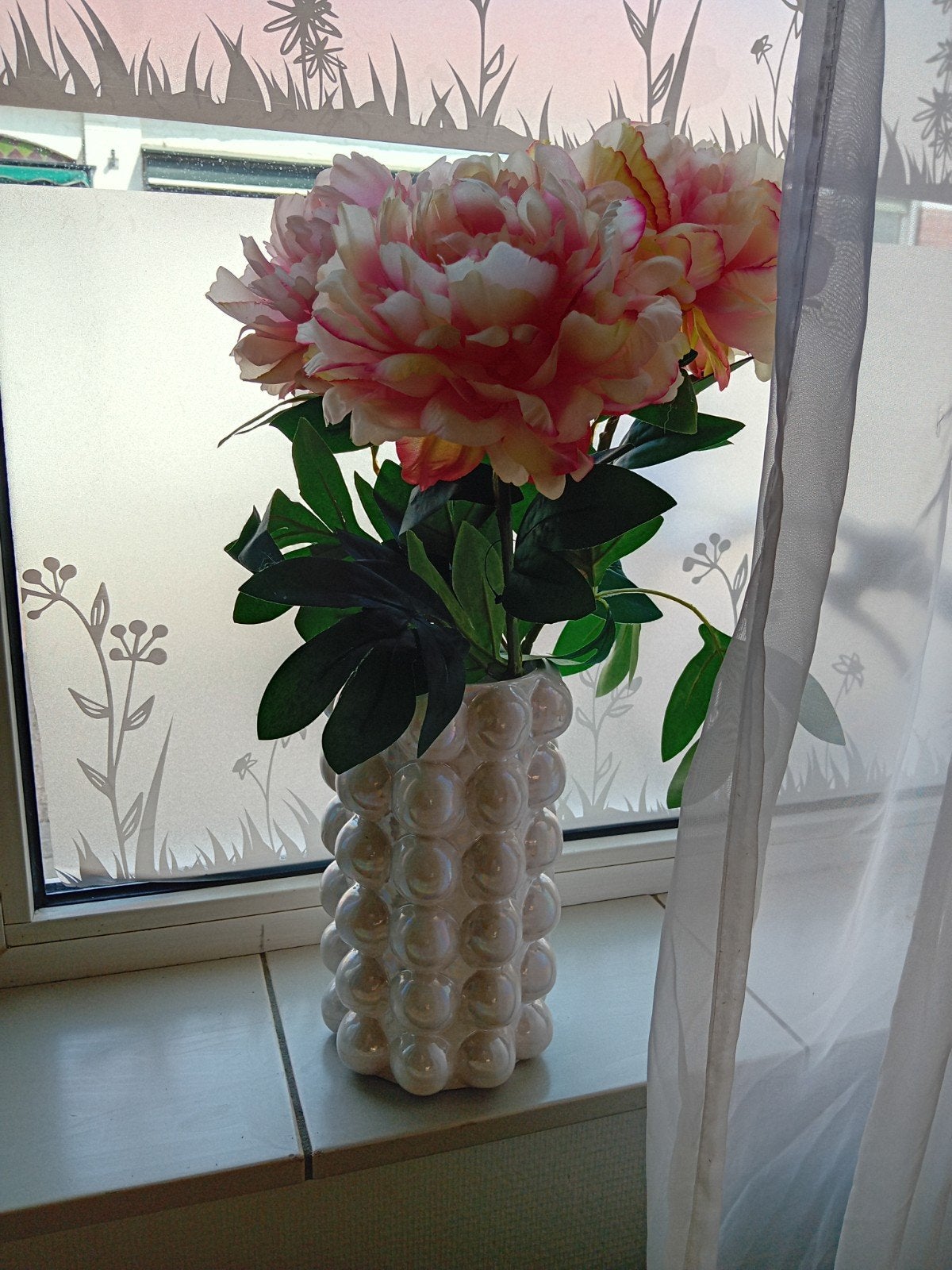 Witte vaas met kunstbloemen (pioenrozen), Huis en Inrichting, Ophalen, Wit, Inclusief decoratie, Zo goed als nieuw