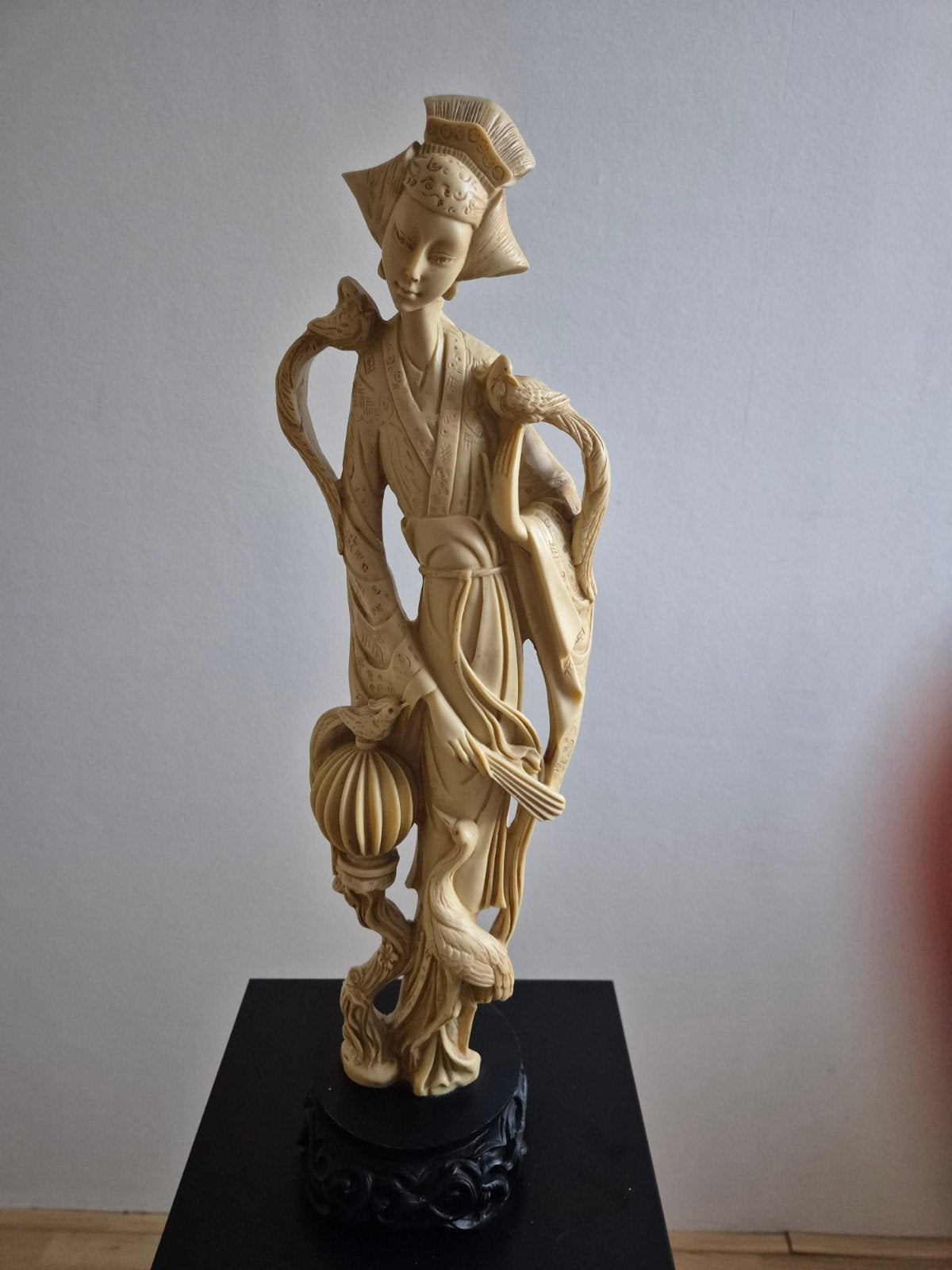 Vintage Aziatisch ivorine beeld Geisha met vogels, Kunststof, Ophalen of Verzenden, 20 - 50 cm, Op sokkel
