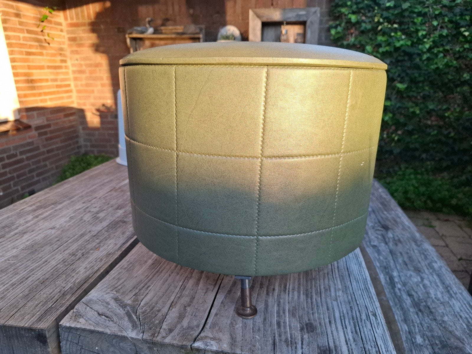 Vintage poef olijfgroen €30, Ophalen