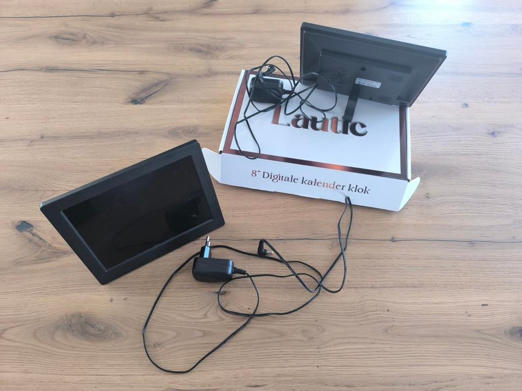 2x Lautic 8" Digitale dementie Kalenderklok - 1x met doos, Ophalen of Verzenden, Gebruikt, Digitaal, Wekker of Tafelklok
