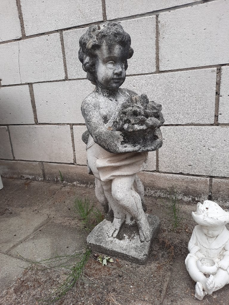 tuinbeeld putty / engeltje/  kindje met bloemen mandje, Tuin en Terras, Ophalen, Gebruikt, Beton, Engelenbeeld