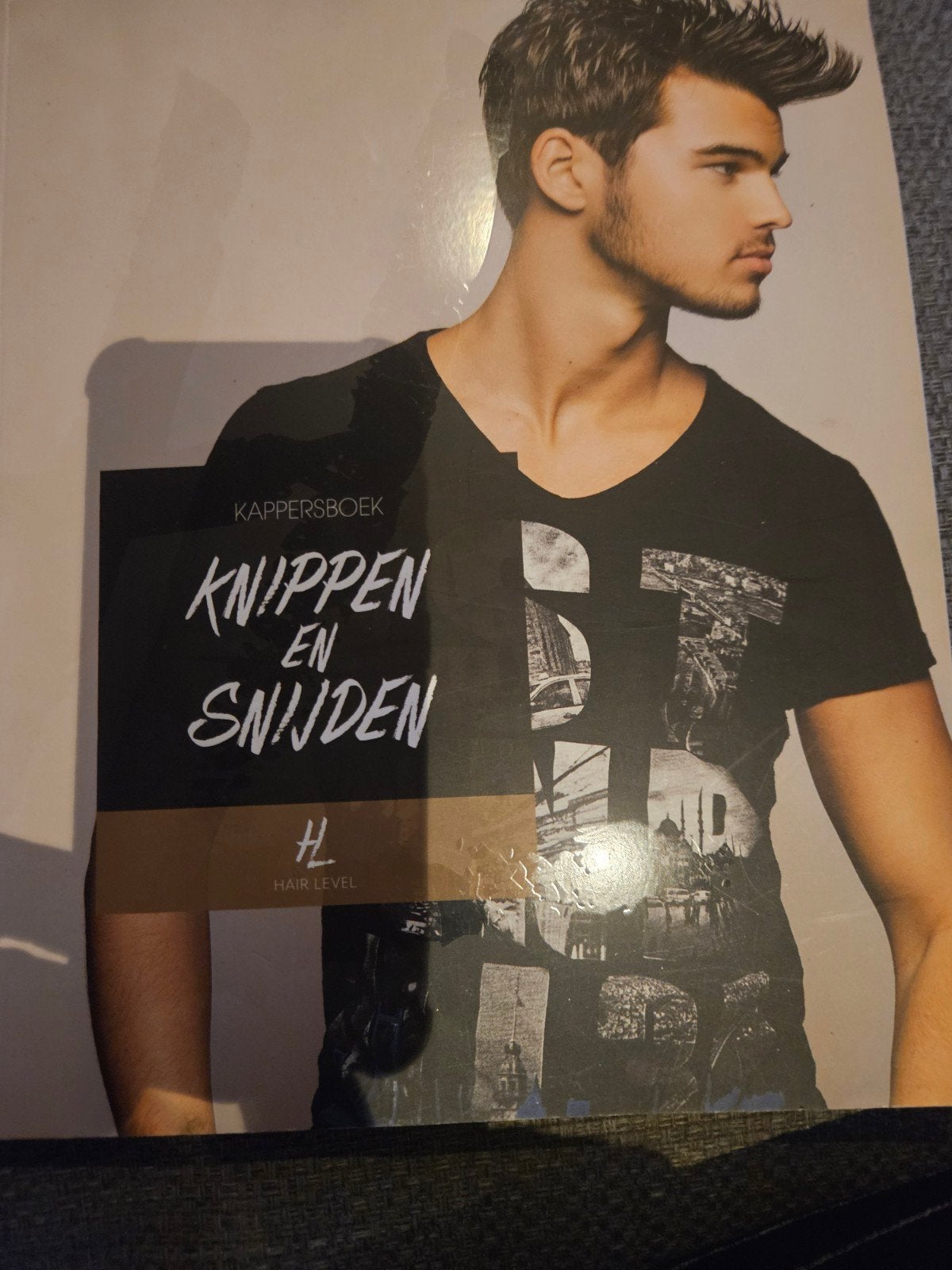 Kappersboek Knippen en Snijden - Hair Level, Boeken, Ophalen of Verzenden, Zo goed als nieuw, Overige onderwerpen, Onbekend