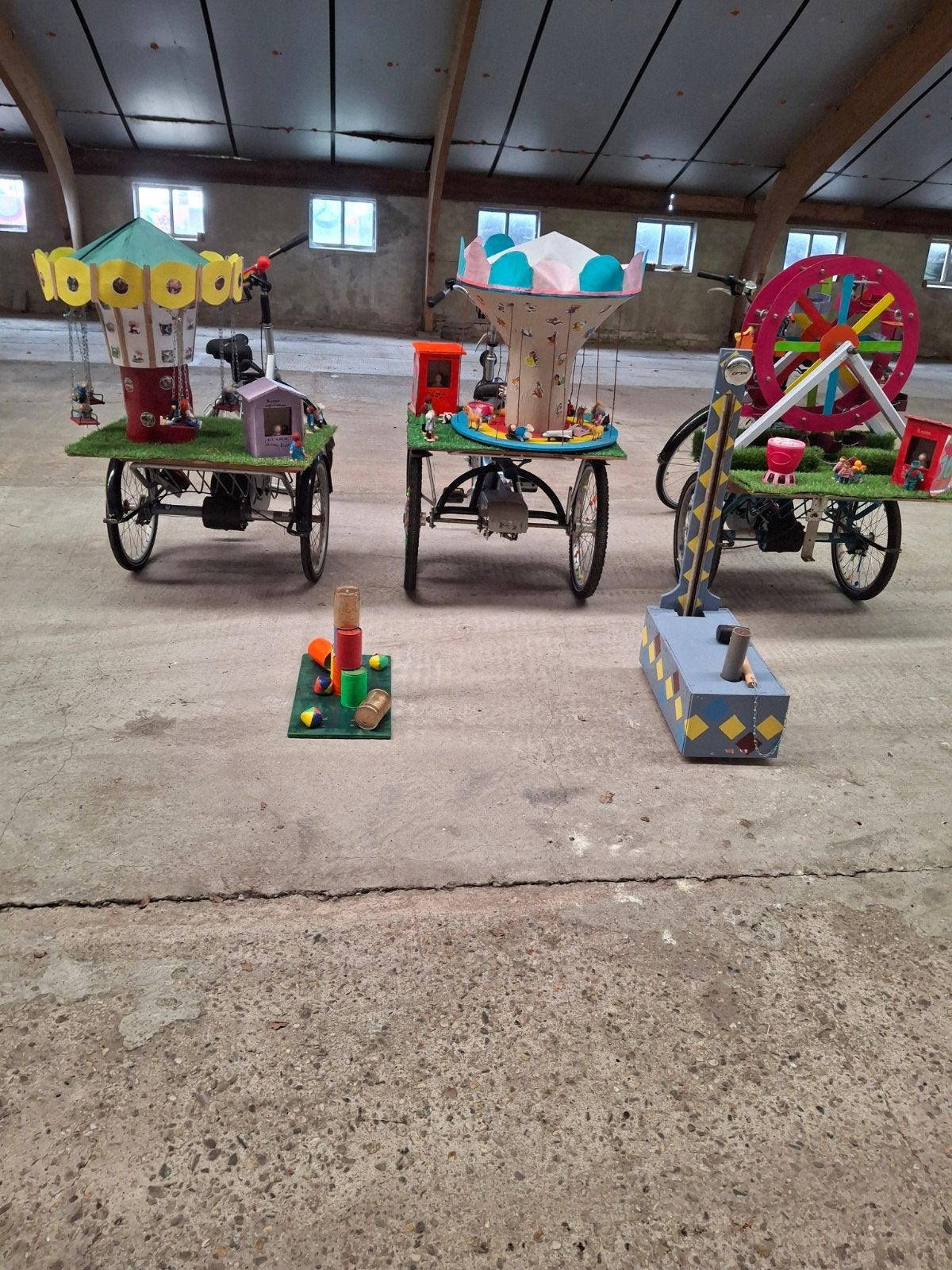 Versierde fietsen drie wielers.  Thema kermis, Hobby en Vrije tijd, Ophalen, Gebruikt, Feestartikel, Fantasy