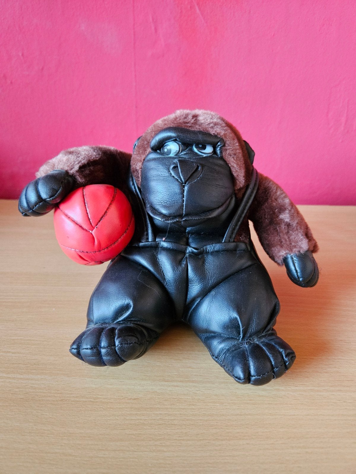 Pluche knuffel gorilla met basketbal, Kinderen en Baby's, Speelgoed | Knuffels en Pluche, Gebruikt, Overige karakters, Ophalen of Verzenden