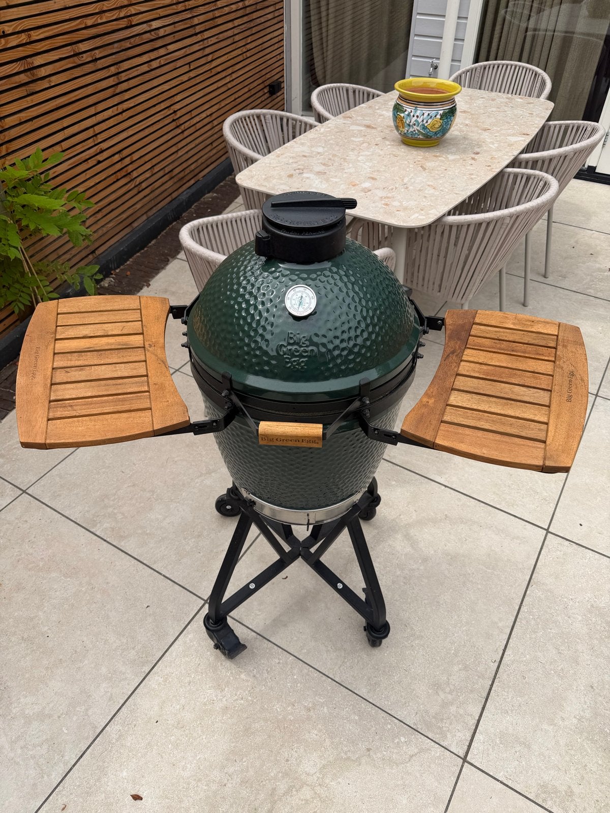 Big Green Egg Medium met onderstel, zijtafels en 2 roosters, Tuin en Terras, Houtskoolbarbecues, Ophalen, Zo goed als nieuw, Met accessoires