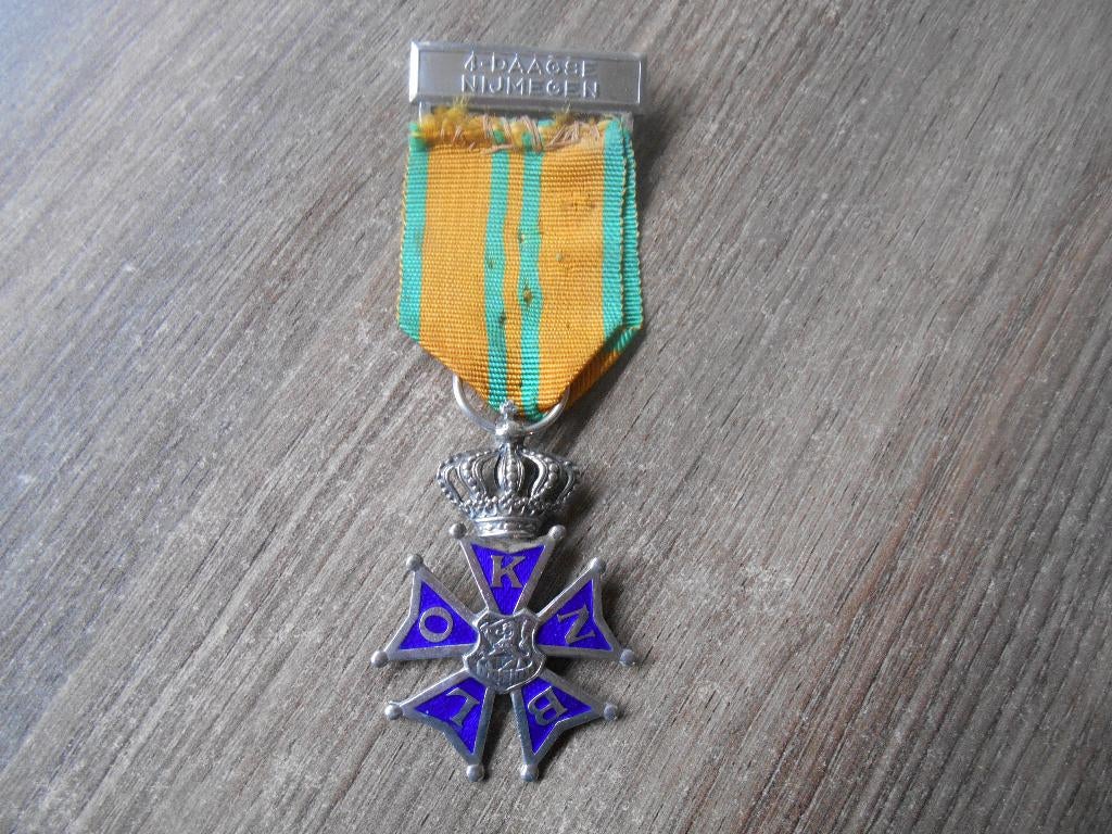 Vierdaagse medaille 6de keer zilver, Verzamelen, Militaria | Algemeen, Landmacht, Lintje, Medaille of Wings, Nederland, Ophalen of Verzenden